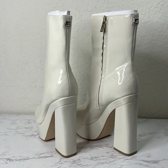 GUESS - White 1-1/2" Platform Cushioned Logo Byra Square Toe Block Heel Size - Picture 9 of 13